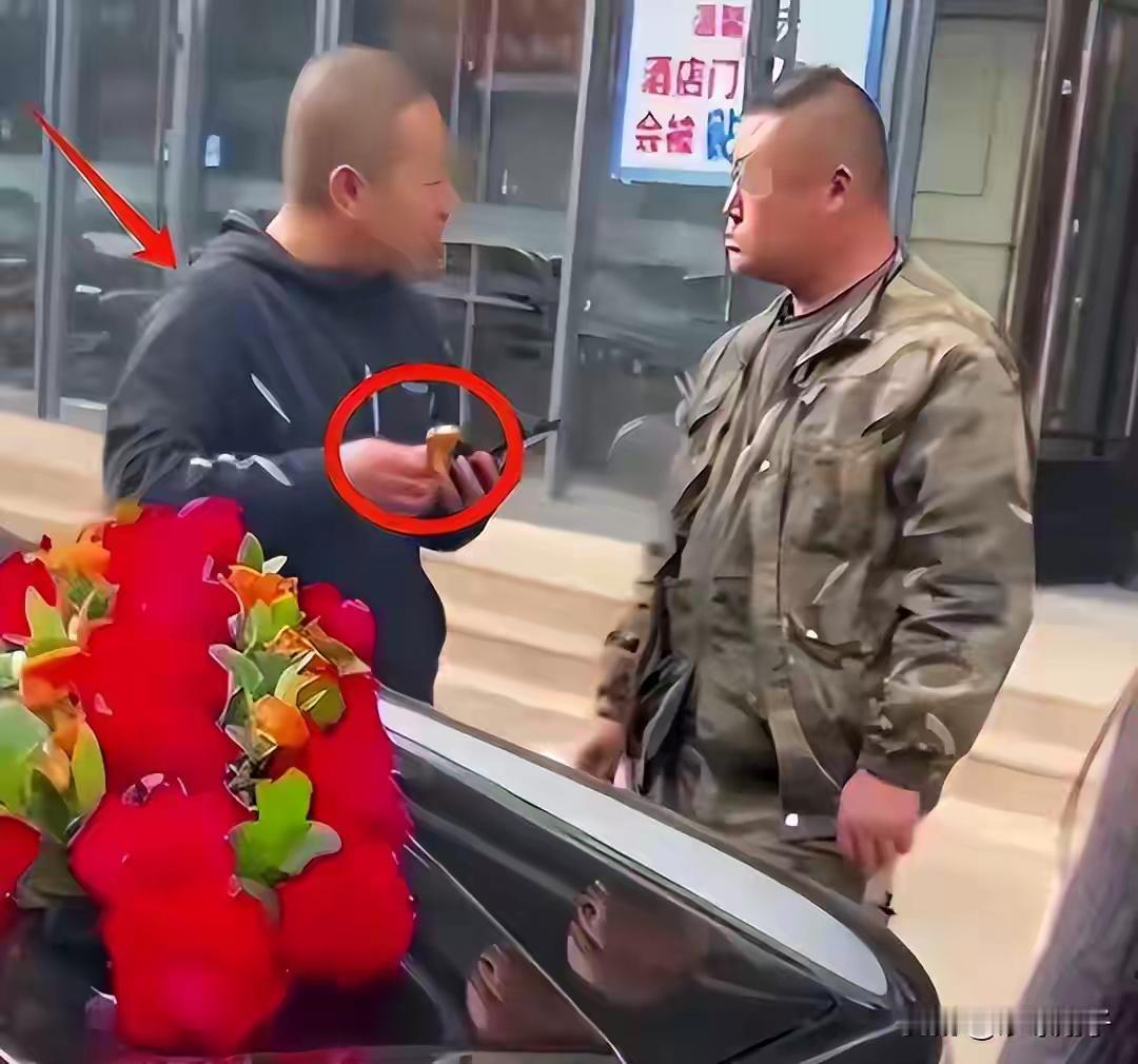 “让让！头车是劳斯莱斯！”江苏徐州街头，婚车队正按着喇叭往接亲酒店赶，突然冲出个