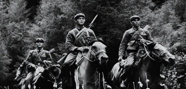 四名解放军骑兵巡逻时，意外发现青海门源县叛乱阴谋
这四名骑兵是驻守门源卡子沟武装