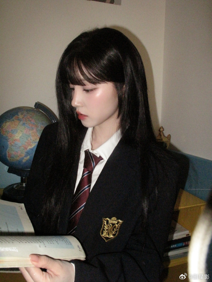 宋雨琦黑长直制服造型宋雨琦学姐感妆造宋雨琦黑长直配制服，温柔学姐气质一眼沦陷。全