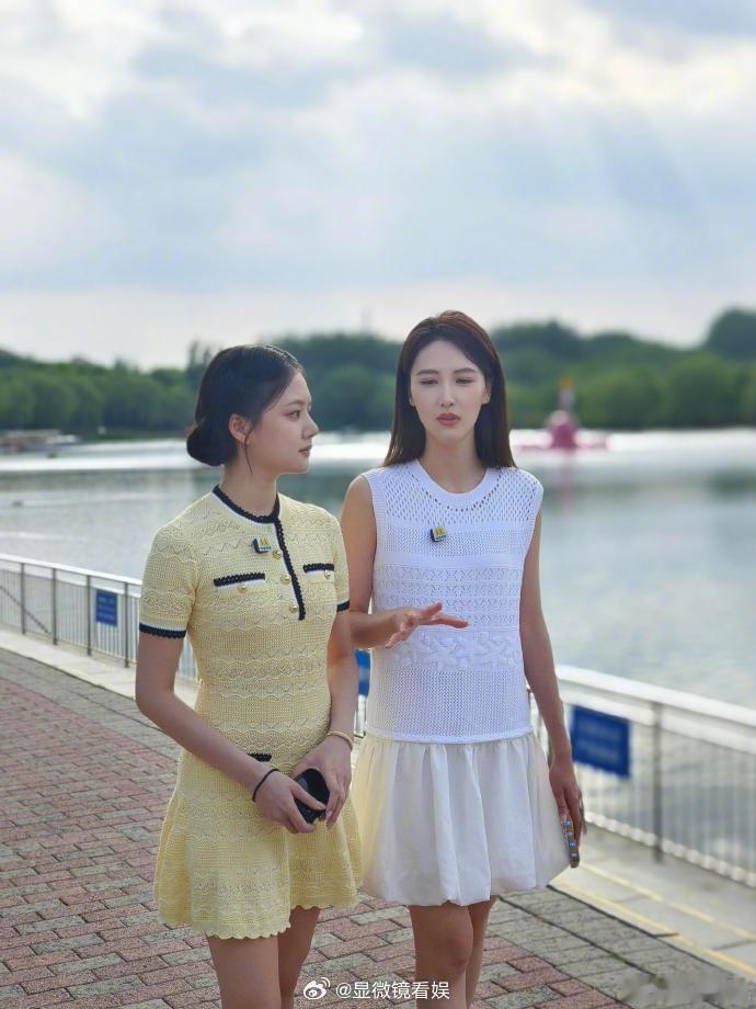 任敏在奥森公园散步 偶遇任敏现身奥森公园悠闲散步，步履悠然尽显松弛状态，路人镜头