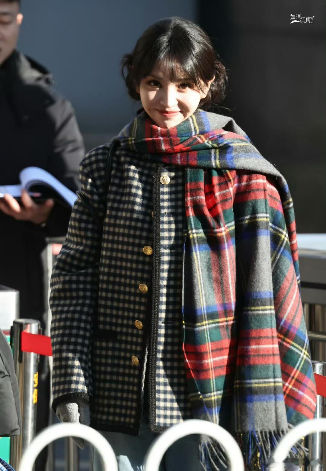 田曦薇好明媚呀！听到有粉丝喊她就转过来打招呼