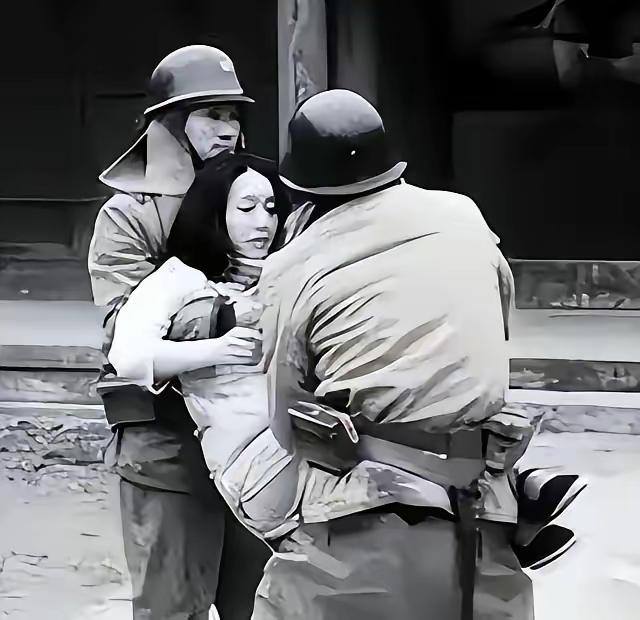 1938年，大汉奸陶锡三在家里宴请日军。突然，他听到女儿哭喊着："救命啊，救命啊