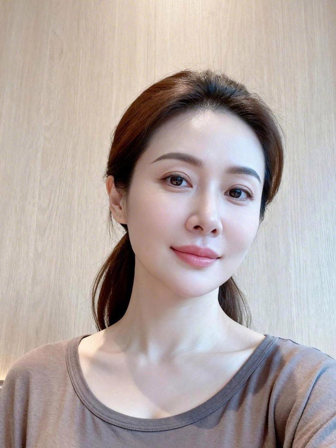 这位美女在微笑看起来好温柔啊！