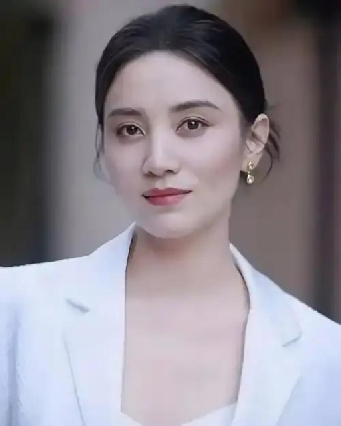 酒局散场，44岁的宋佳喝大了，双手死死搂着丈夫王伟的脖子。比她小7岁的王伟，单手