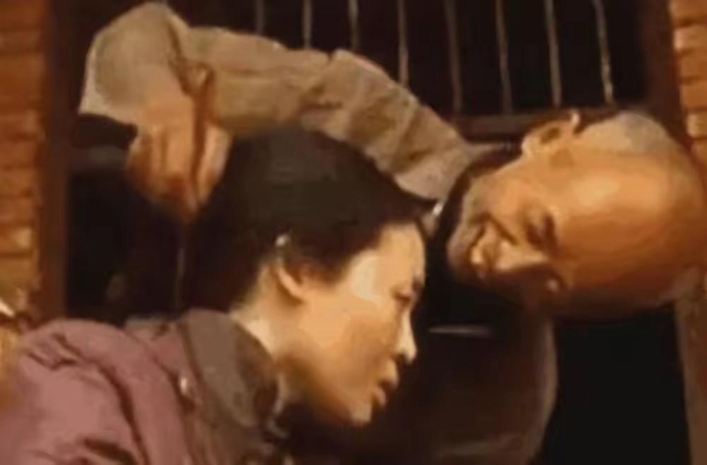 1995年，20岁的女大学生被人贩子120元卖给38岁老光棍，被关押17年，每天