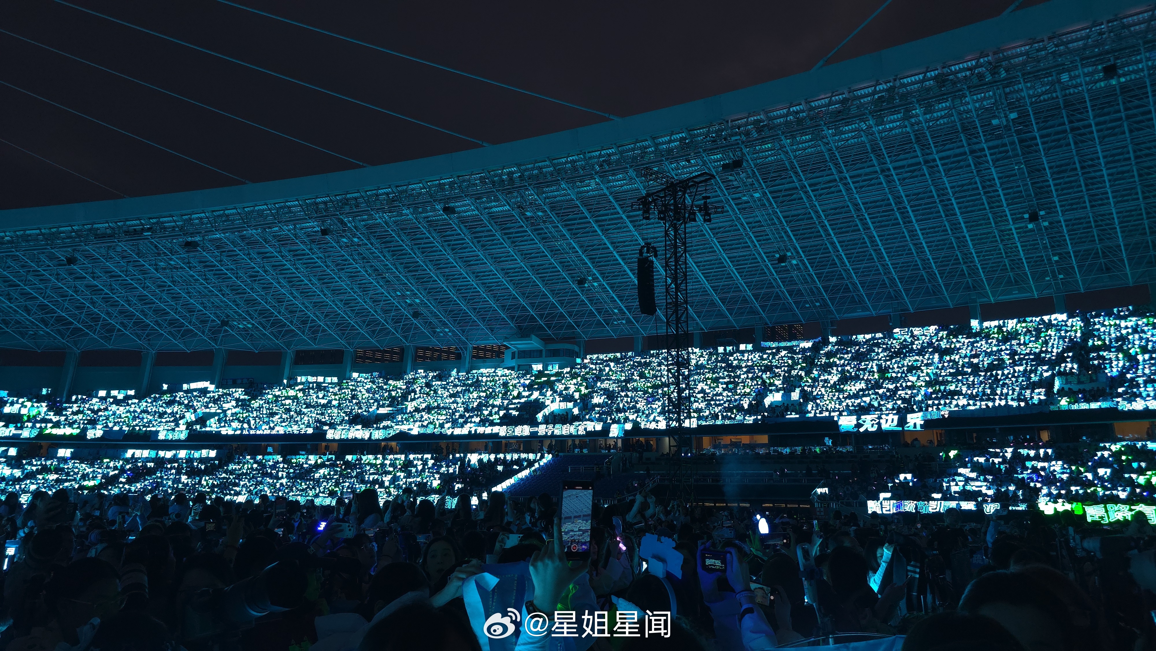 全场大喊王俊凯王俊凯巅峰之夜蓝海夯爆了 王俊凯超级巅峰之夜现场，好蓝都是xpx 