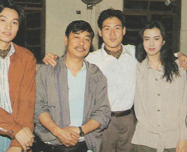 这张4人同框旧照：我认出了发型利落、目若朗星的歌神张学友，秀发垂肩、云鬓花颜的王
