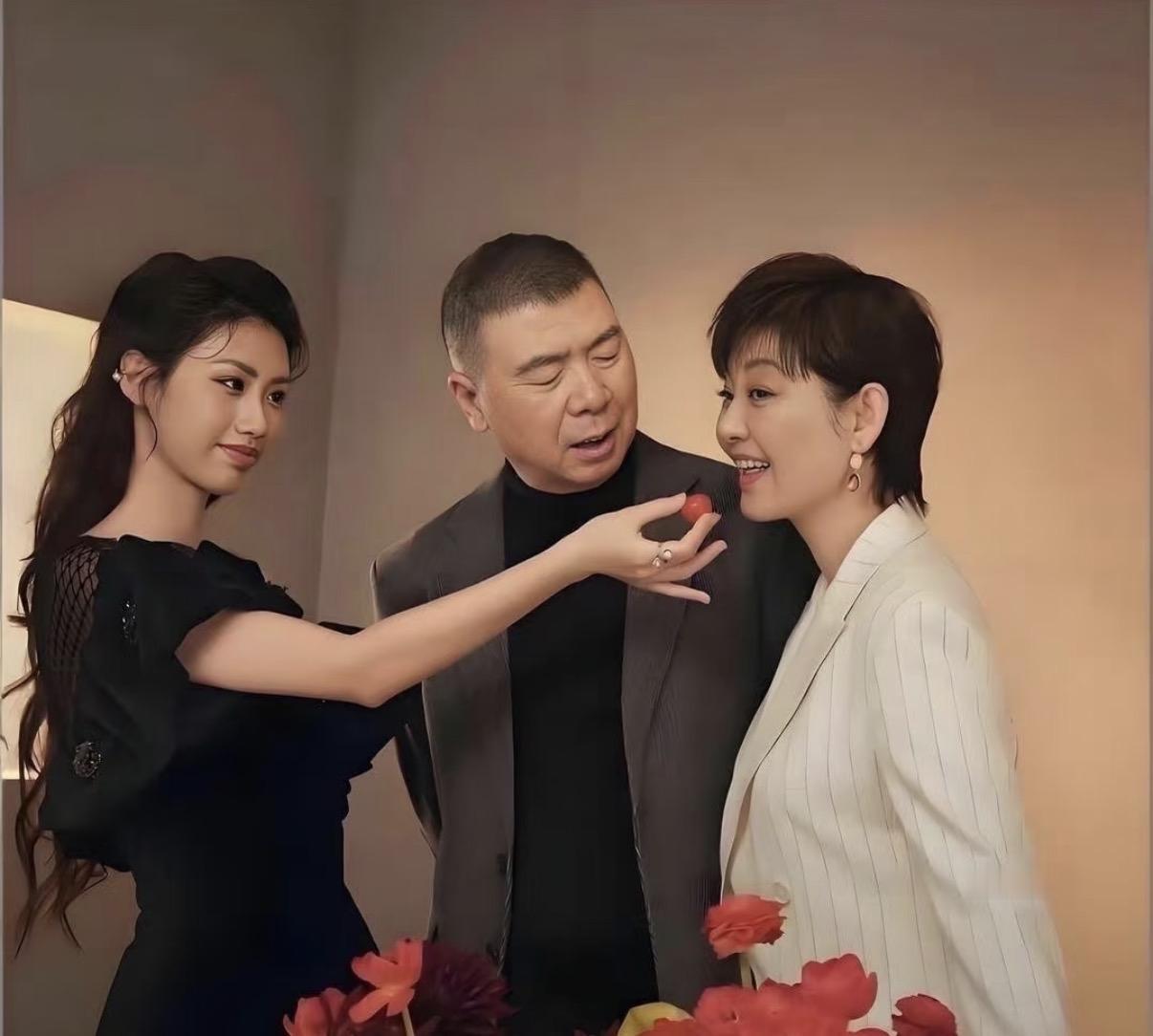 冯小刚和徐帆带着女儿徐朵一起拍杂志照片，一家三口罕见同框，许久未露面的徐朵又变美