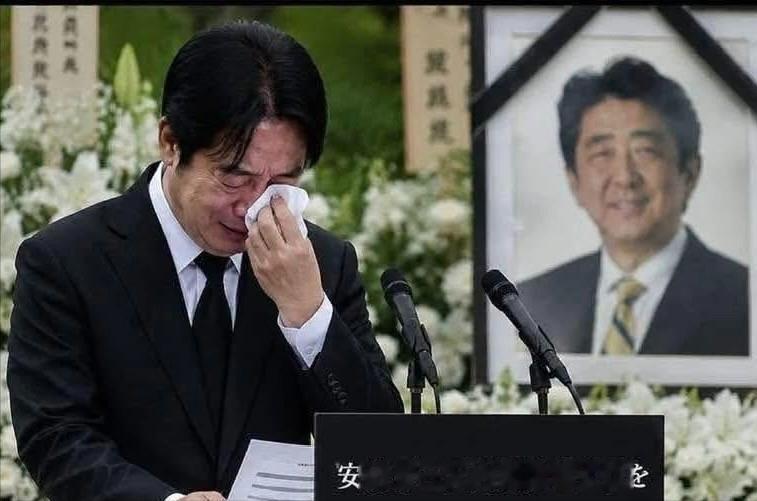 且看赖清德这场表演，

今年是日本前首相安倍遇刺四周年，赖清德全程用日语悼念，哭