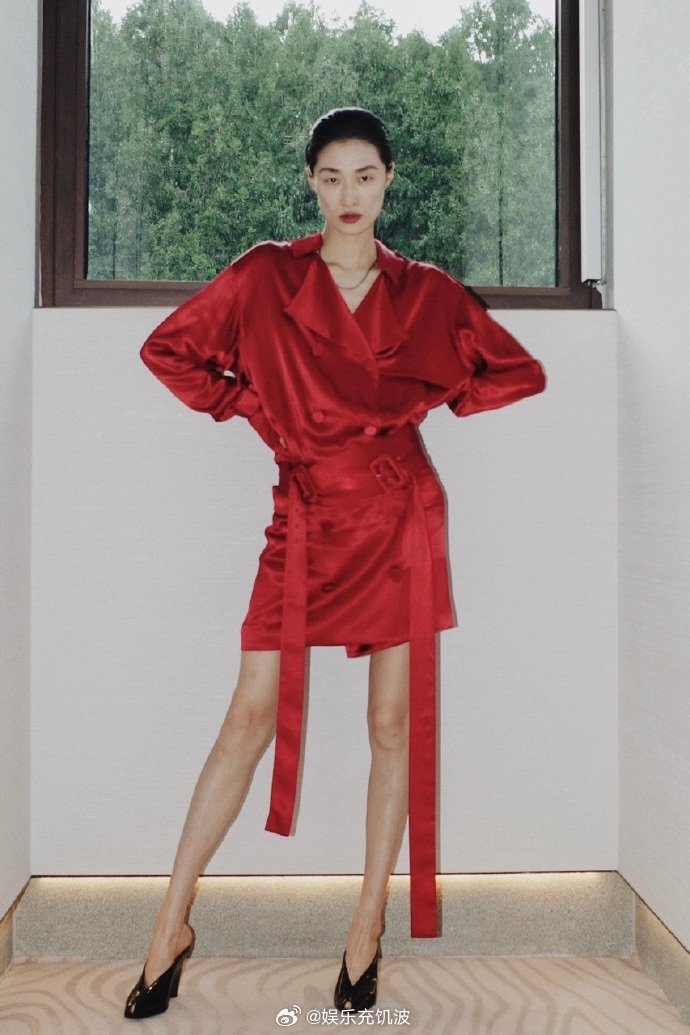 钟楚曦 汪曲攸哈哈哈哈这脑洞我服了！不过他俩一个美一个飒，同框真的超吸睛！ ​​