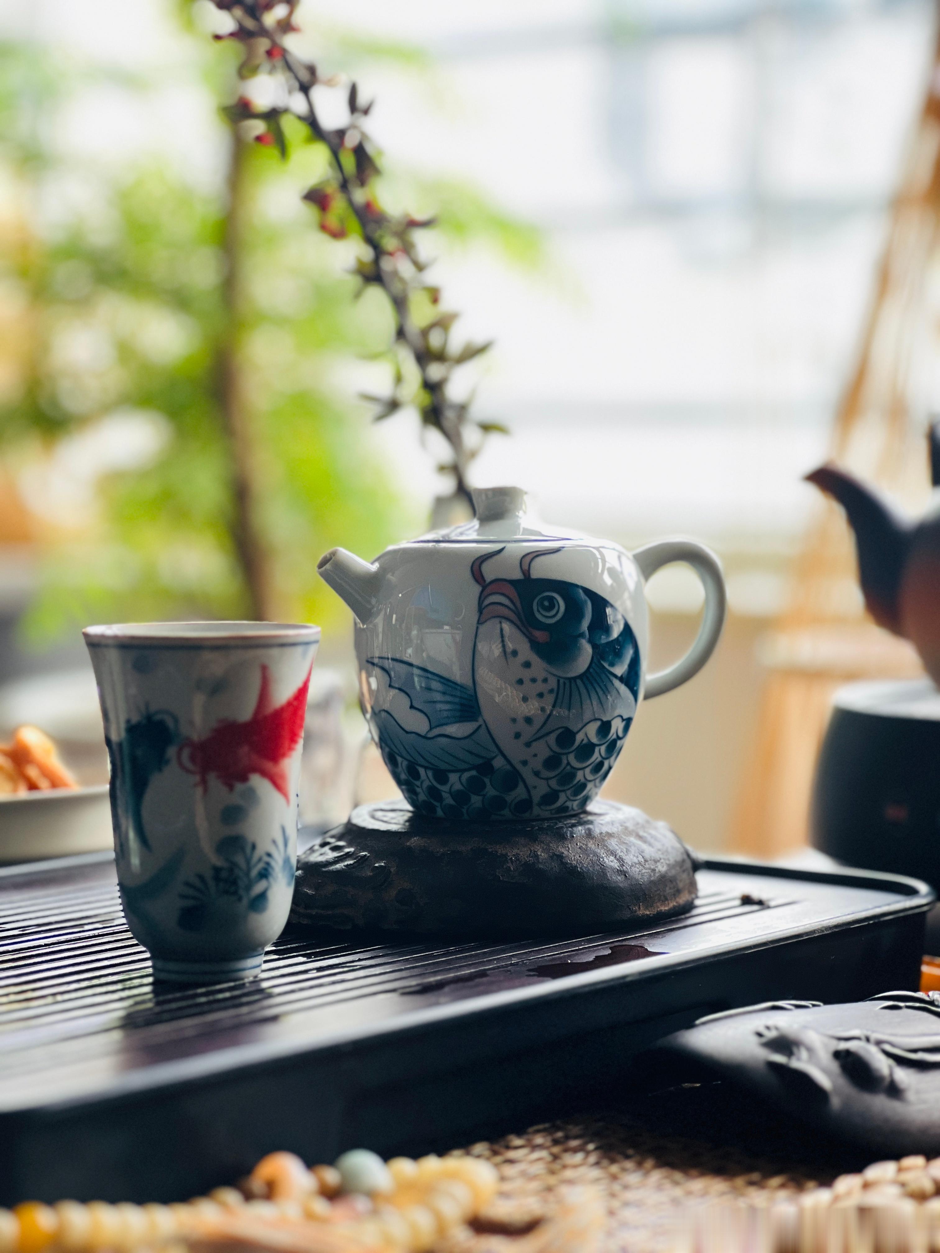 从与茶初识，到对茶深爱，这个过程，虽缓慢，却是水到渠成的，如同诗里写的“随风潜入