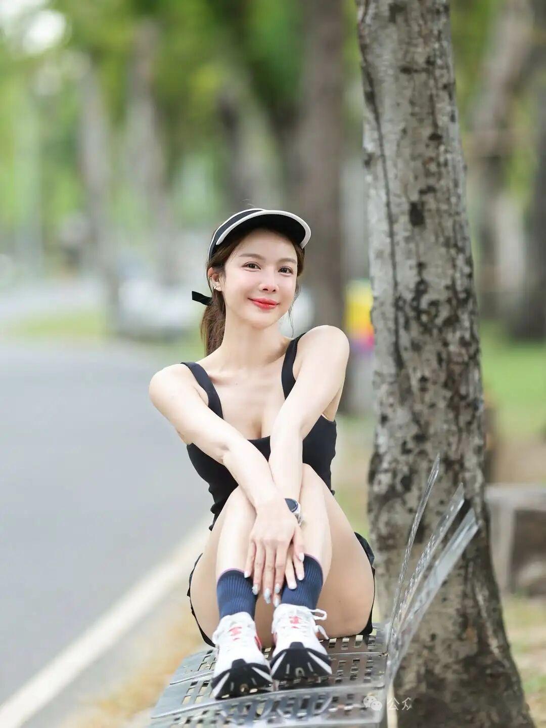 上山喘气，下山腿抖。
累并快乐着，山顶的风真的太舒服了