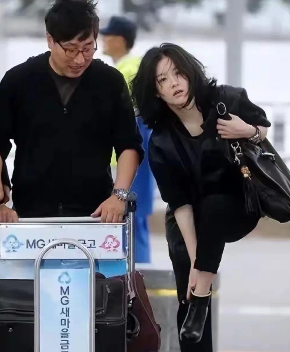 有没有发现
李英爱越活越少女
和老公同框，好似父女俩
这也太年轻了吧
岁月咋对她