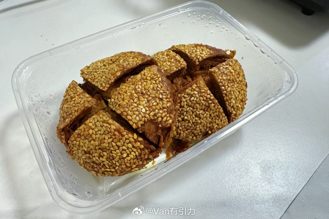 你猜这俩芝麻烧饼我一会儿配啥吃？（提示：油炸过的）每日一餐分享  ​​​