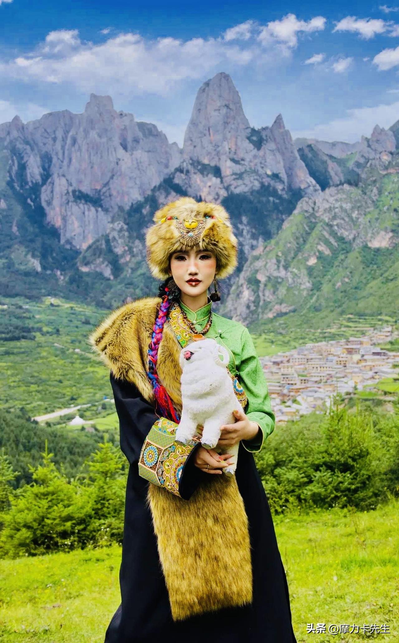 云雾漫过石山，村寨静卧山谷。换上藏装，置身扎尕那的天地之间，看光影流转，听山风低