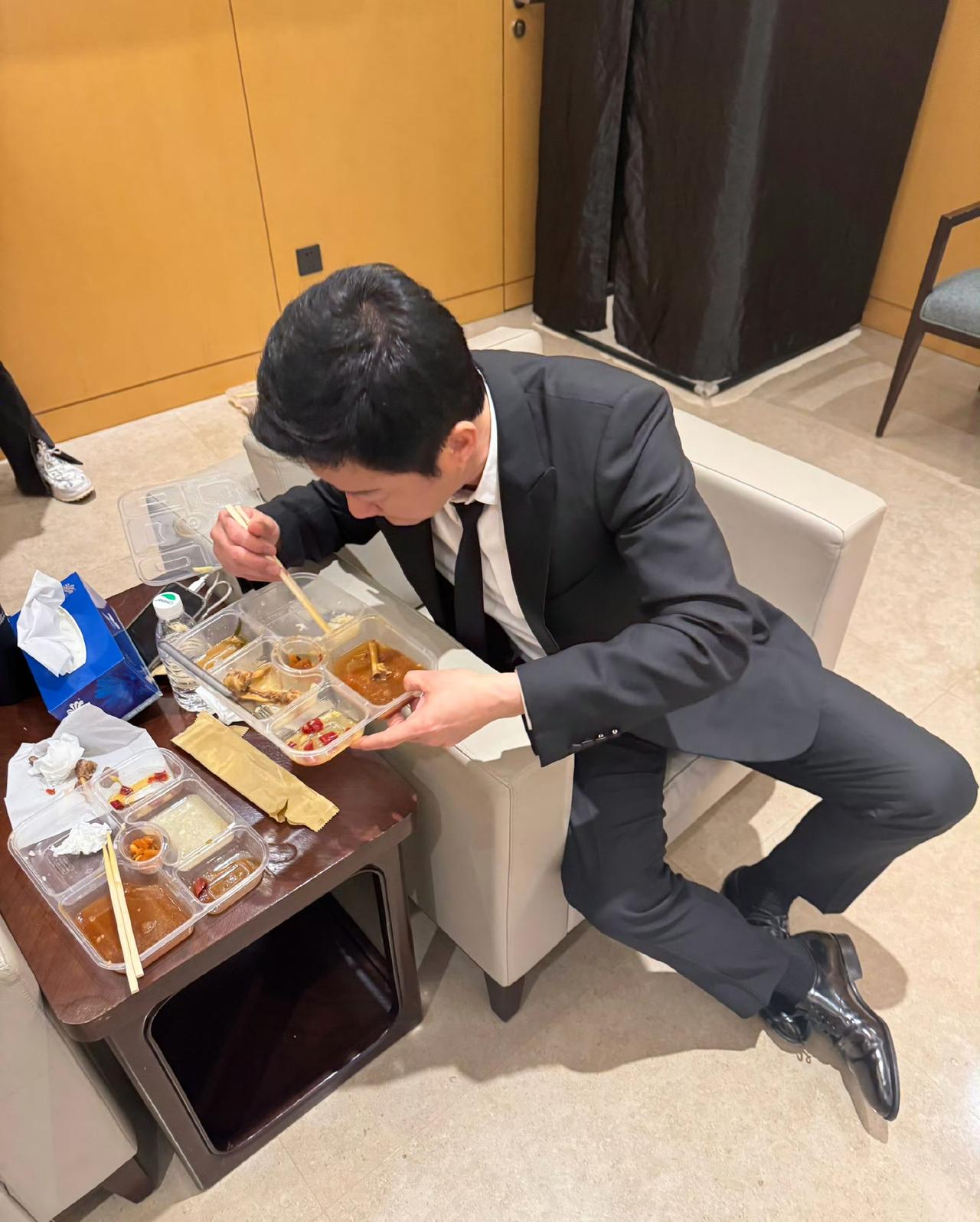 吴京说自己太饿了，一下子吃了两份盒饭，看来战狼今天变“饿狼”了！

3月20日，