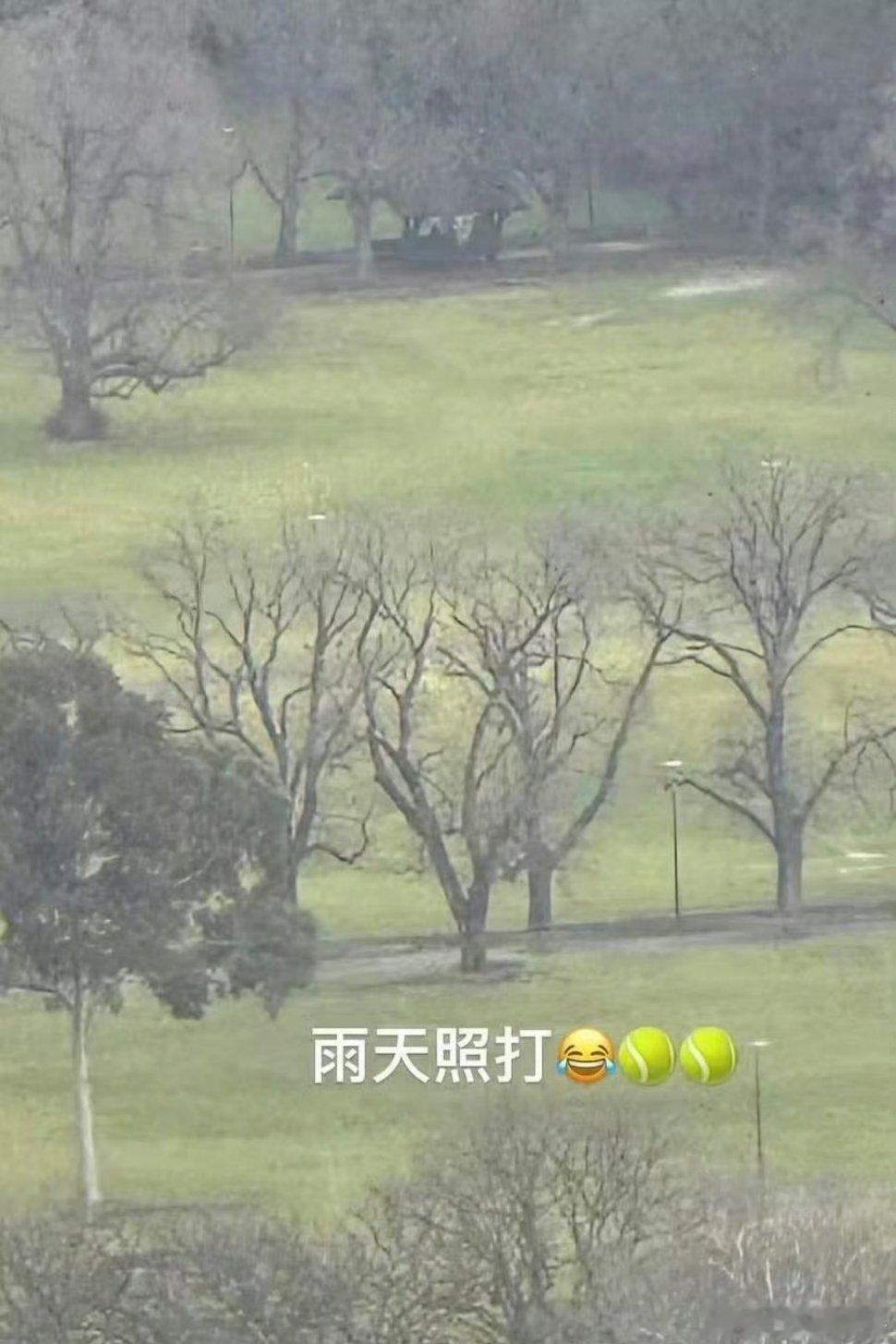 周杰伦照打周杰伦照打，雨天照打，疑似回应私生子传闻！照打，不知道是不是暗示当时卓