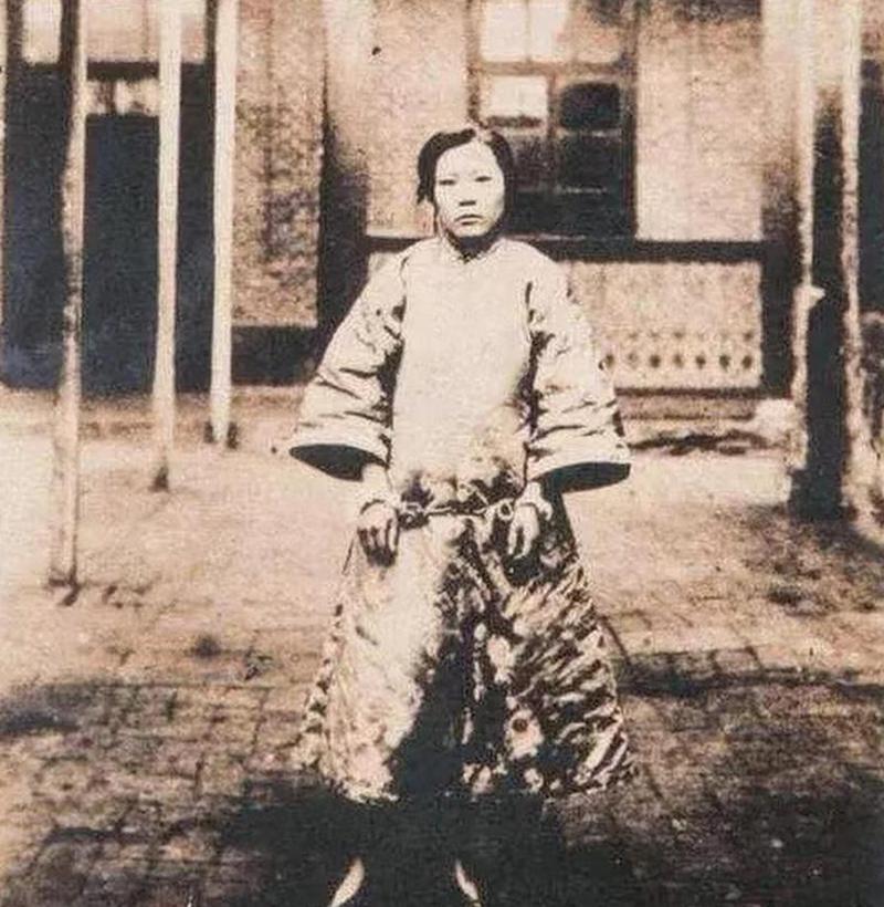 湘西女匪王1951年被擒，她看着审讯将领凄然一笑，道出惊人的过往。
 
这名女匪