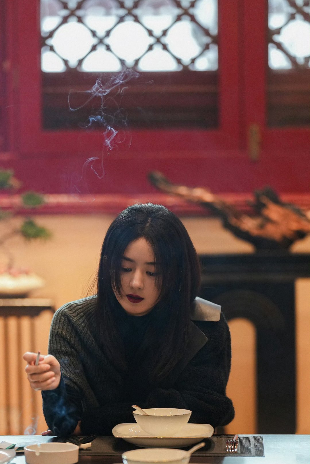 #赵丽颖乔妍点燃的那支烟#乔妍点燃那支🚬，那是对自我的悲悯，亦是对前路的惘然。