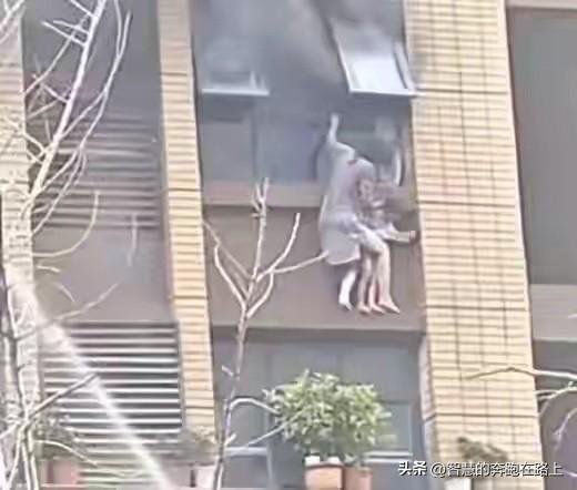 说的那么好听，不就是把妻女抛在后面，自己跑了吗。

孩子也就3岁，做父亲的不抱着