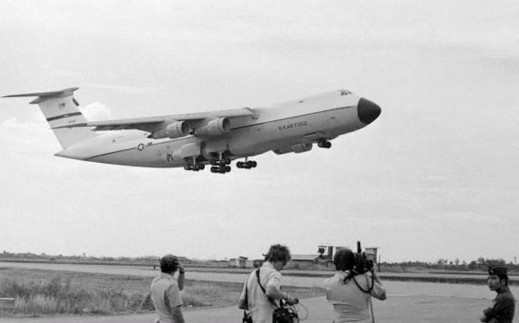 这架满载着希望的救援飞机
终究未能带着孩子们逃离战火的魔掌
1975年4月4日下