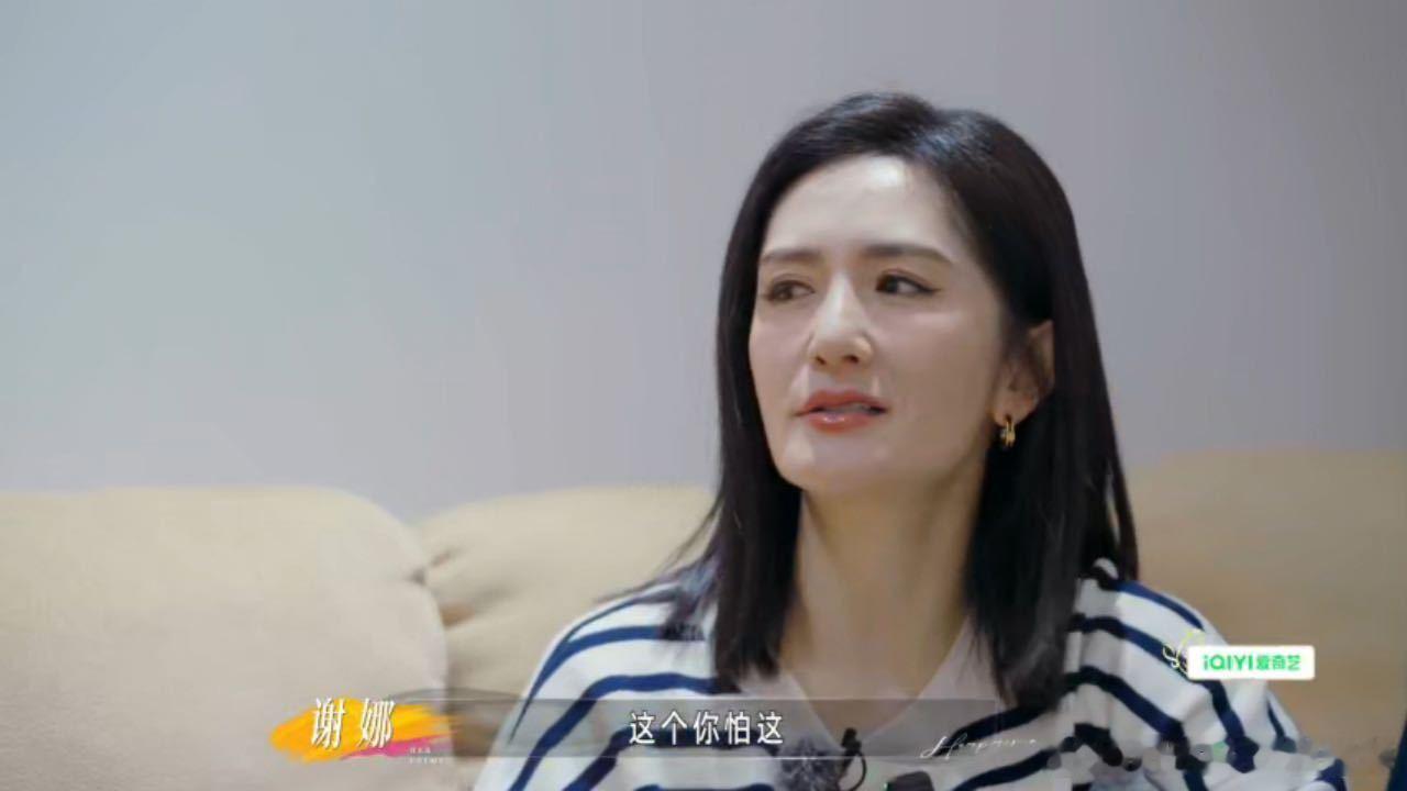 谢娜旁边的是谁 现场互动细节特别有意思，谢娜主动贴心询问身边男生，好奇对方会不会