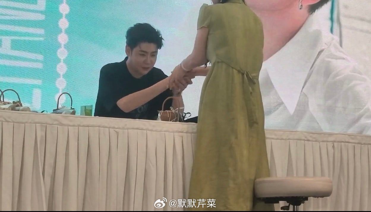 张云雷      都是她们教我的  让我一定两只手      死死攥住不撒手 