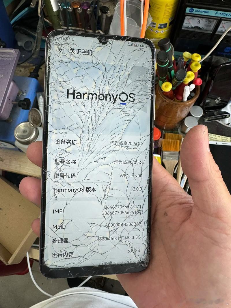 手机坏成这样还能发消息现在的手机是越来越坚强了，只要不是摔坏内部主板和排线，外面