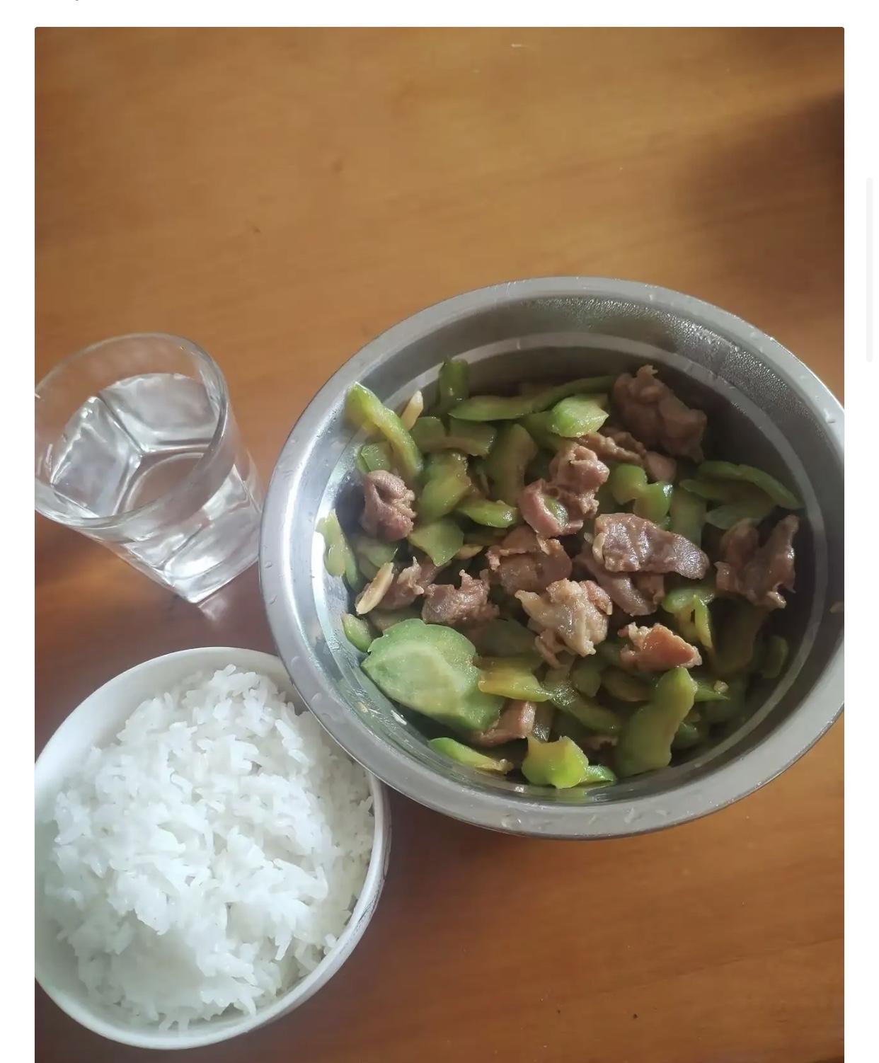 人的生活到底能极简到什么程度？

生活极简，除了节省金钱，还能节省时间和精力。