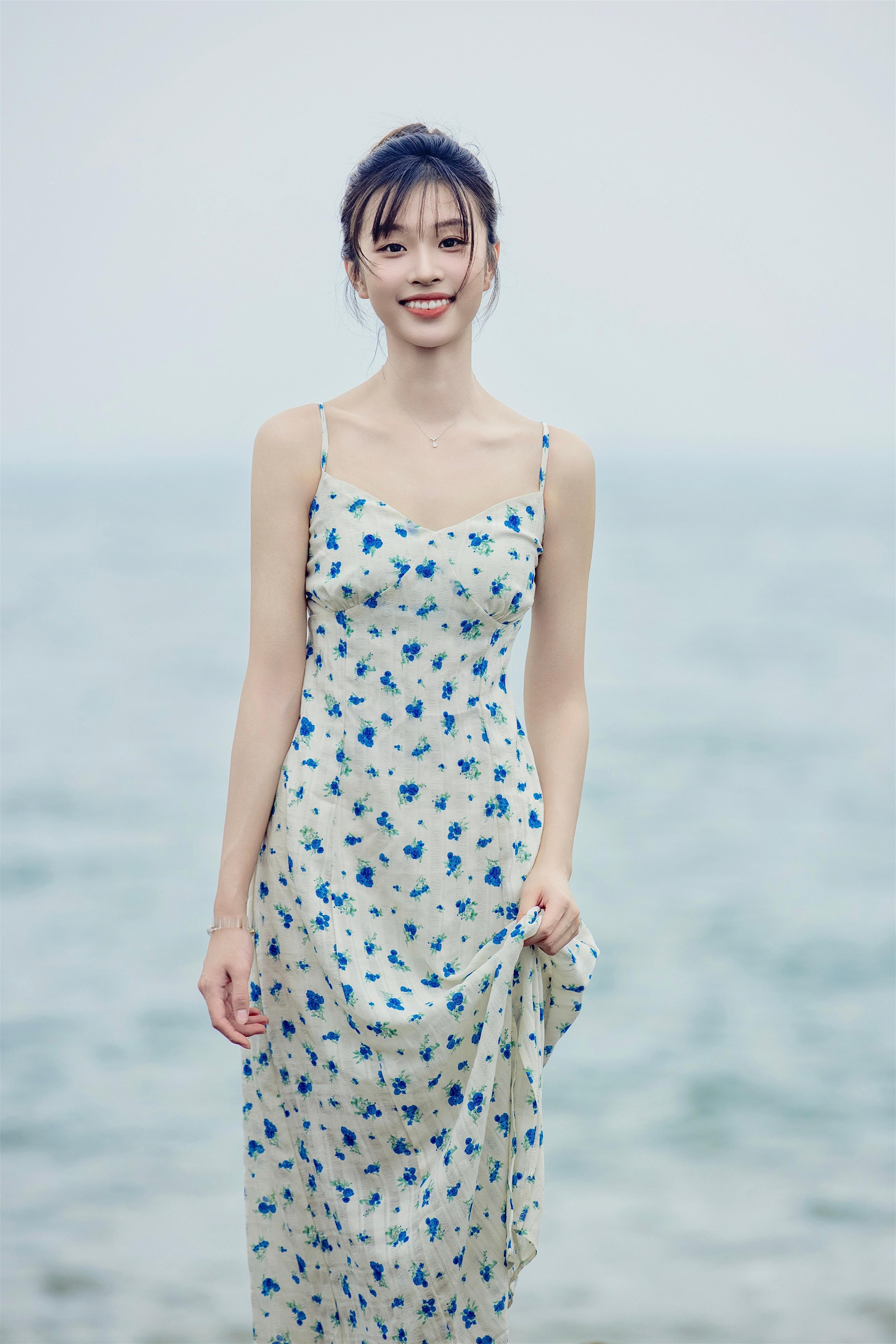 钟雯冠秋日美图上线：海边碎花吊带，清新怡人 ​​​