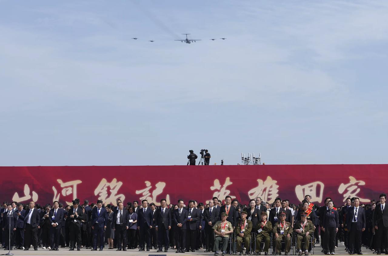 9月12日，第十二批在韩中国人民志愿军烈士遗骸回国。这是在沈阳桃仙国际机场，接运