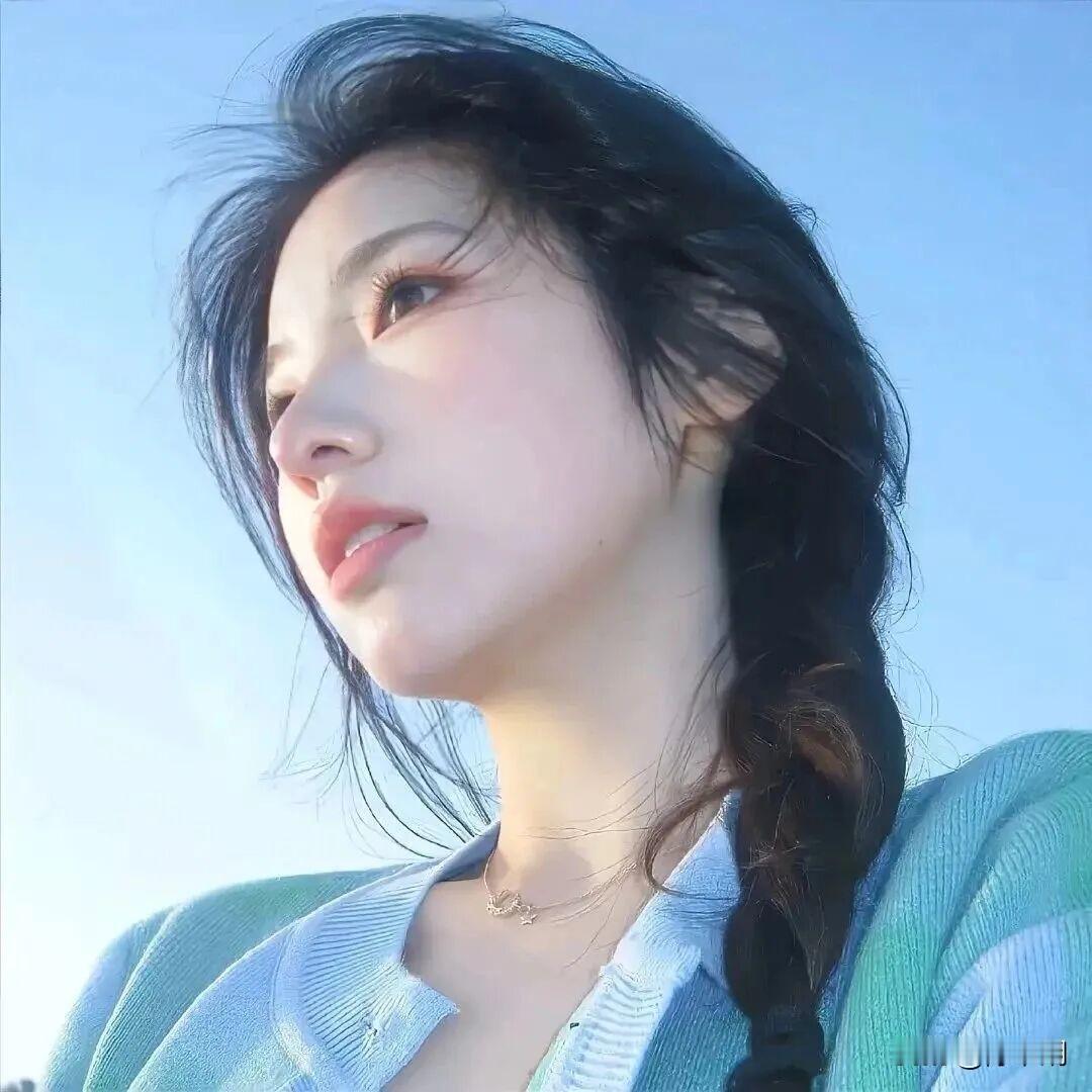 青丝绾辫逐风扬，
抬眸凝睇向穹苍。
眉梢漫染晴光色，
一瓣温柔坠晓霜。