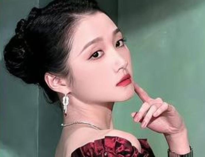 关晓彤在2026年10月23日的VOGUE盛典上，身穿一件近20年前的Georg