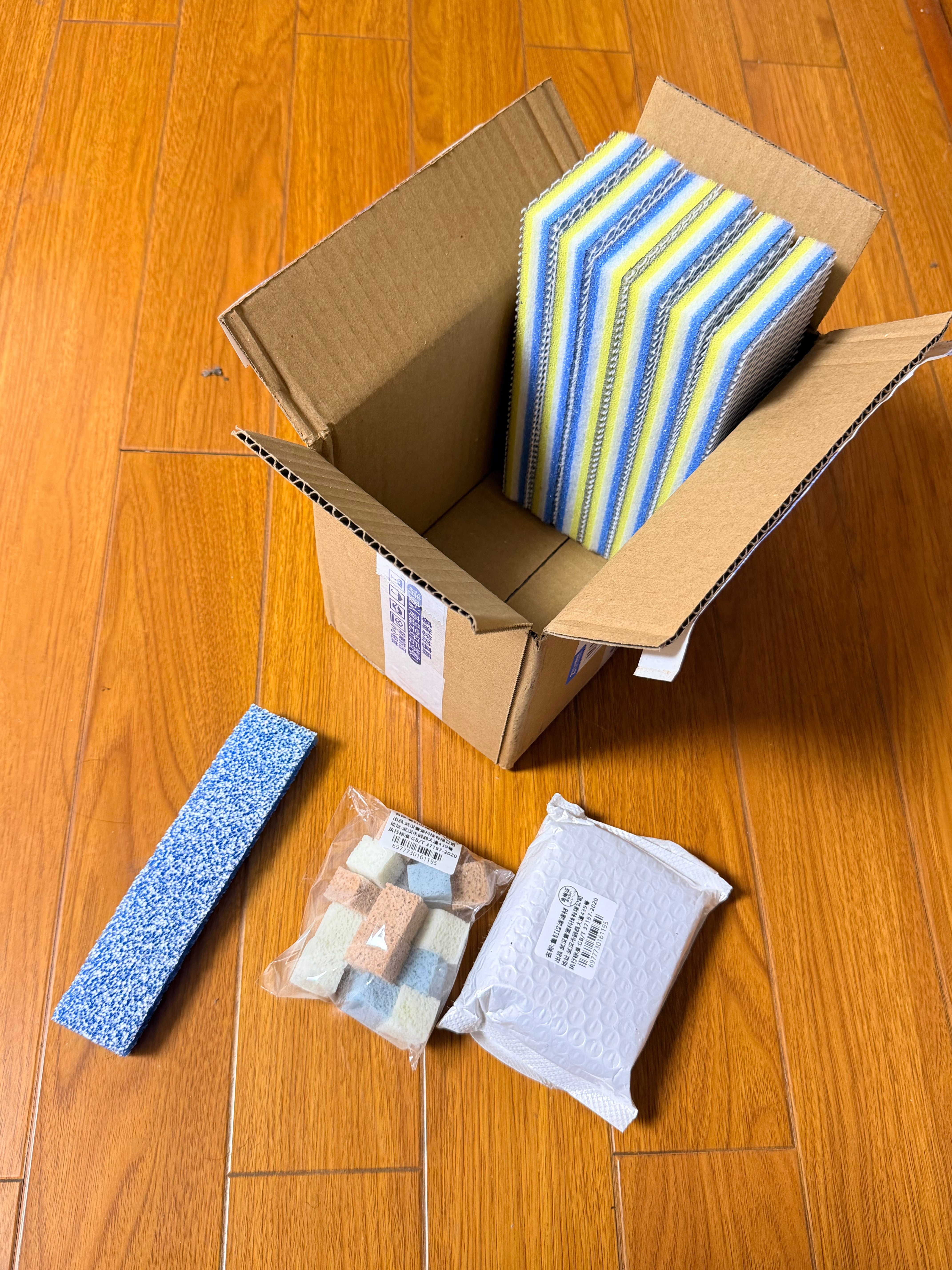 鱼缸生化滤材显示到期了，物理滤材也还剩没几天了，正好网上买的滤材到了，直接搞起手