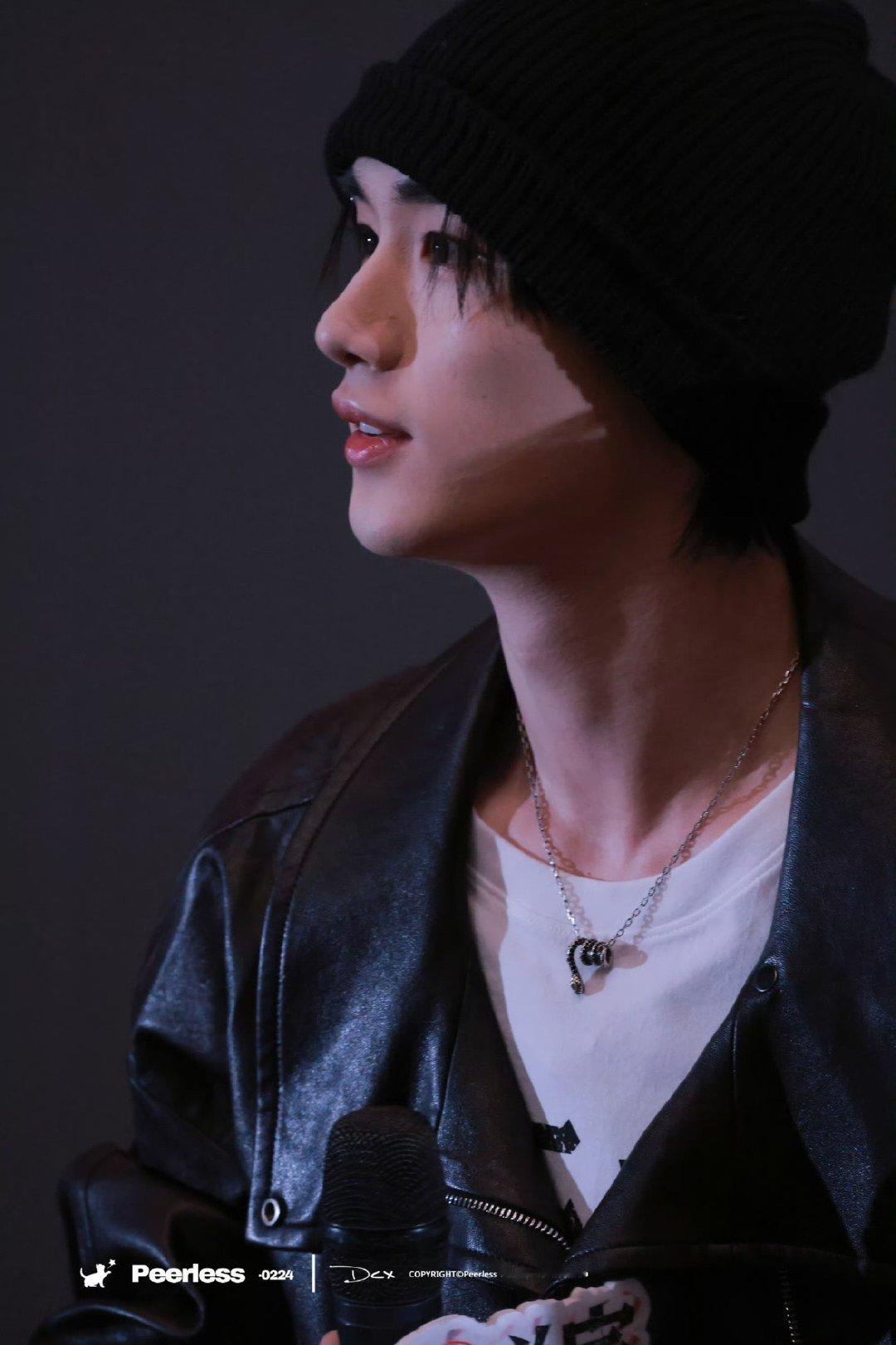 丁程鑫冷帽眉钉丁程鑫路演眉钉 丁程鑫冷帽眉钉，潮男 ​​​