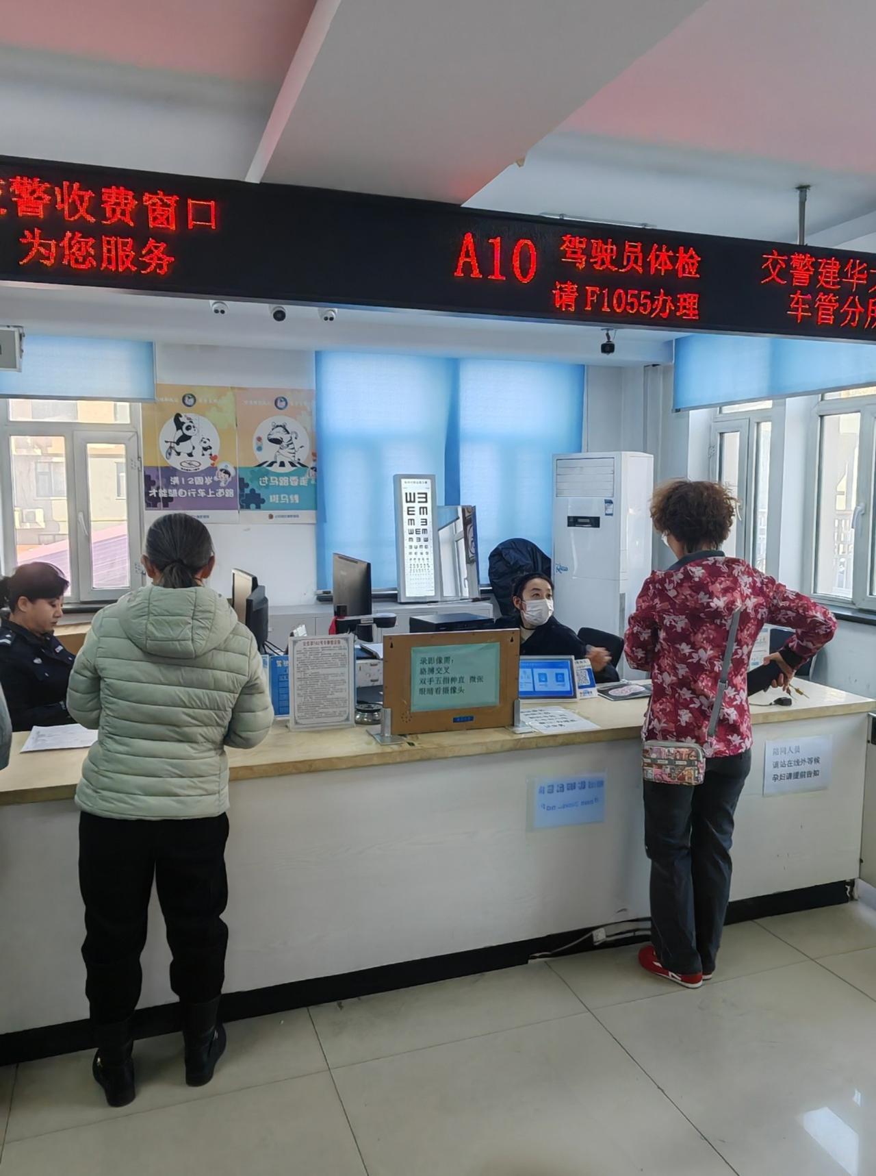 今天，两个闲置十年的驾驶证主人，老伴儿和小妹，又更换成长期驾本～

当初花钱小六