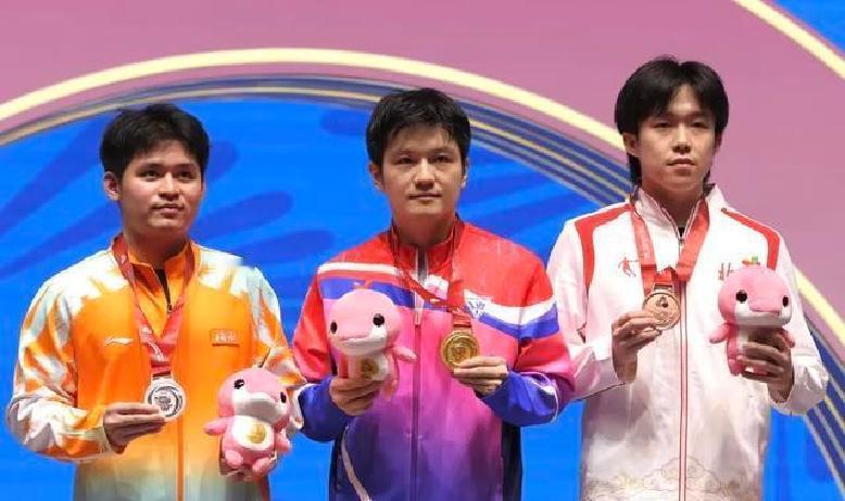 看全运会乒乓球赛，你肯定留意到选手们总在发球前，习惯性往球台边上抹一把，尤其是球