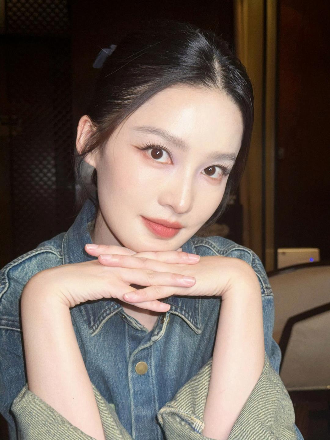 李沁牛仔衬衫松松垮垮裹着清瘦骨架，袖口翻出的浅绿边像偷了春天的颜色，随性得像刚从