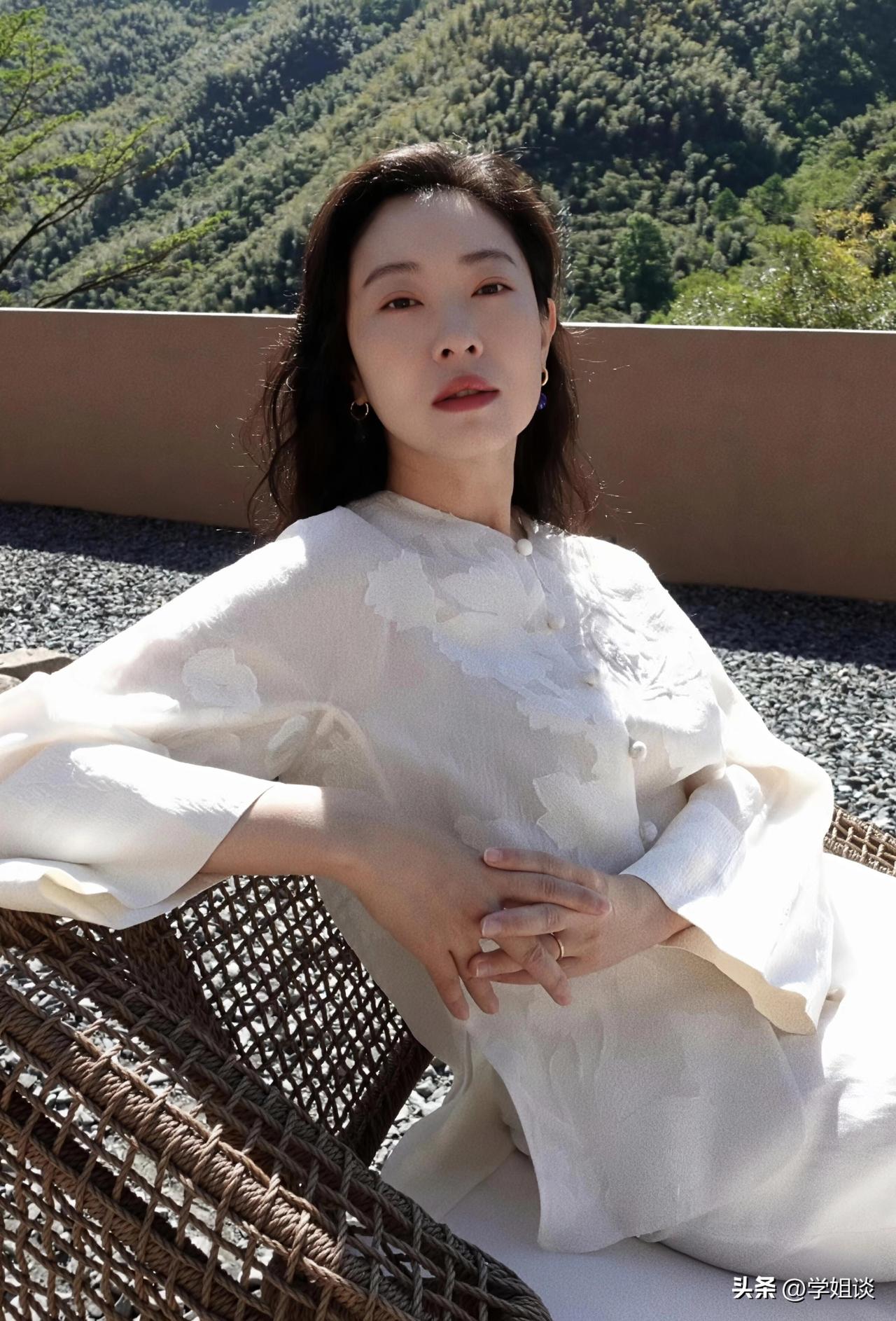 42岁王佳佳，

用她的亲身经历告诉了我们，

真正能走到顶流从来不是靠皮囊和捷