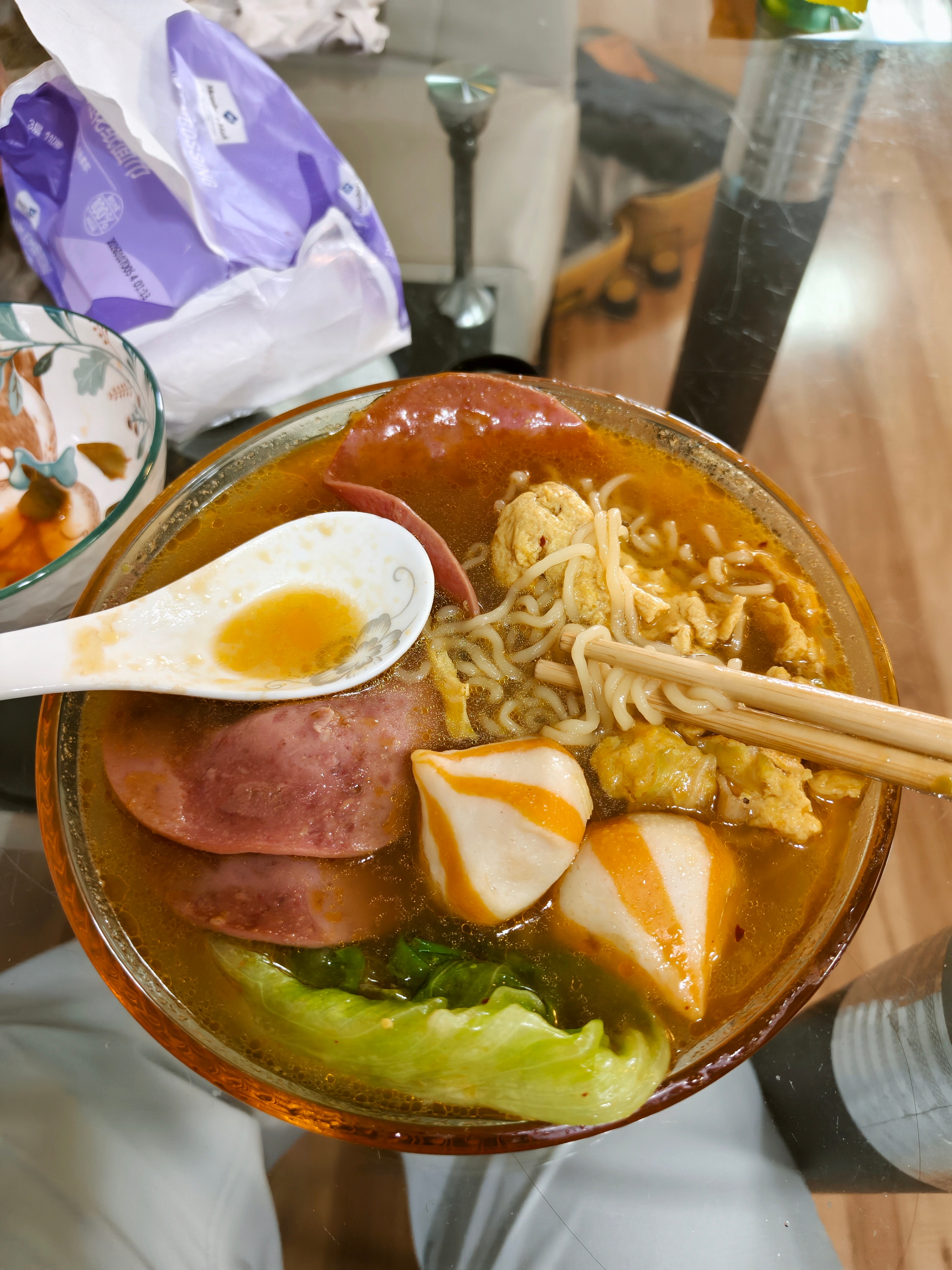 来不及吃晚饭了，吃了个豪华版泡面，然后开车去北京参加小鹏GX发布会，小鹏最高端的