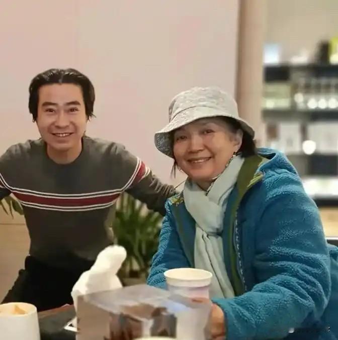 吕丽萍夫妇回国！62岁穿羊羔毛戴帽喝咖啡，打扮洋气跟老公不搭调！[呲牙][呲牙]
