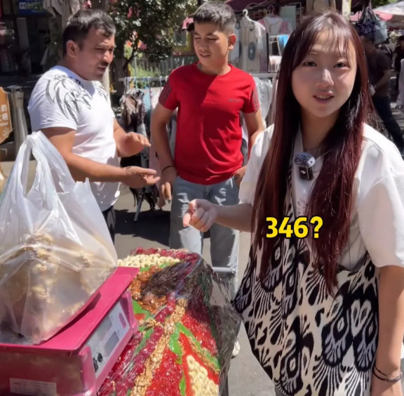 韩国女孩新疆买切糕花了346元切糕是我岂今为止，想买但一直没有买过的食物，贵就算