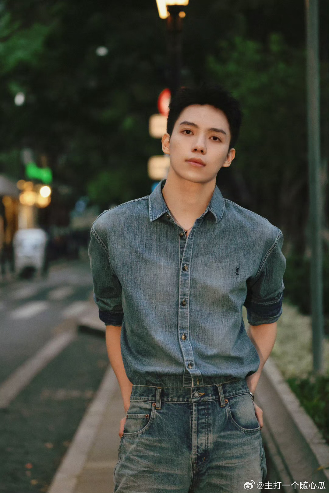 罗一舟工作室营业，牛仔套装漫步城市街头[嘻嘻]来个会动的vlog ​​​