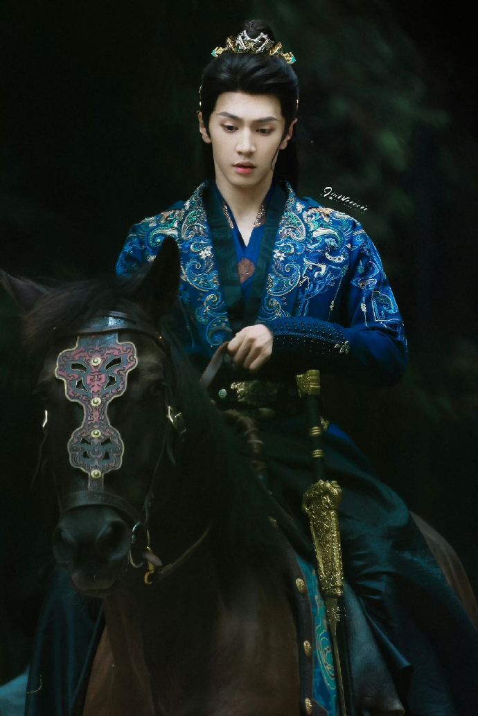 陈哲远《一笑随歌》开机蓝金色暗纹好贵气优雅的凤随歌！！ ​​​