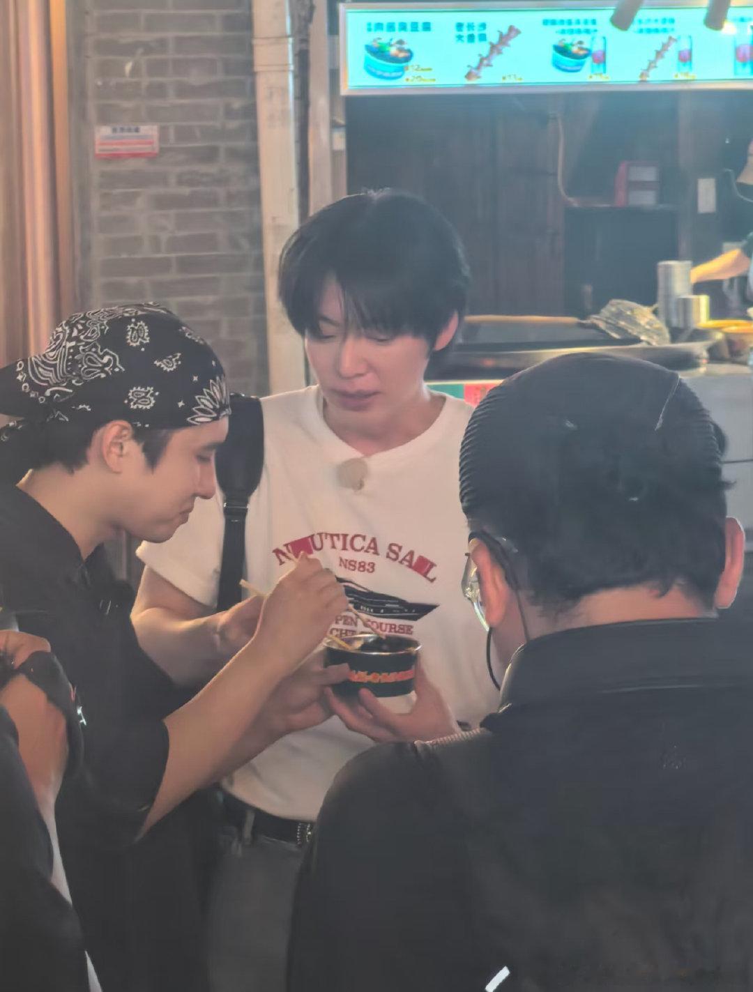 广州偶遇安宰贤 网友广州偶遇安宰贤，太神奇了吧哈哈哈  网友广州偶遇安宰贤