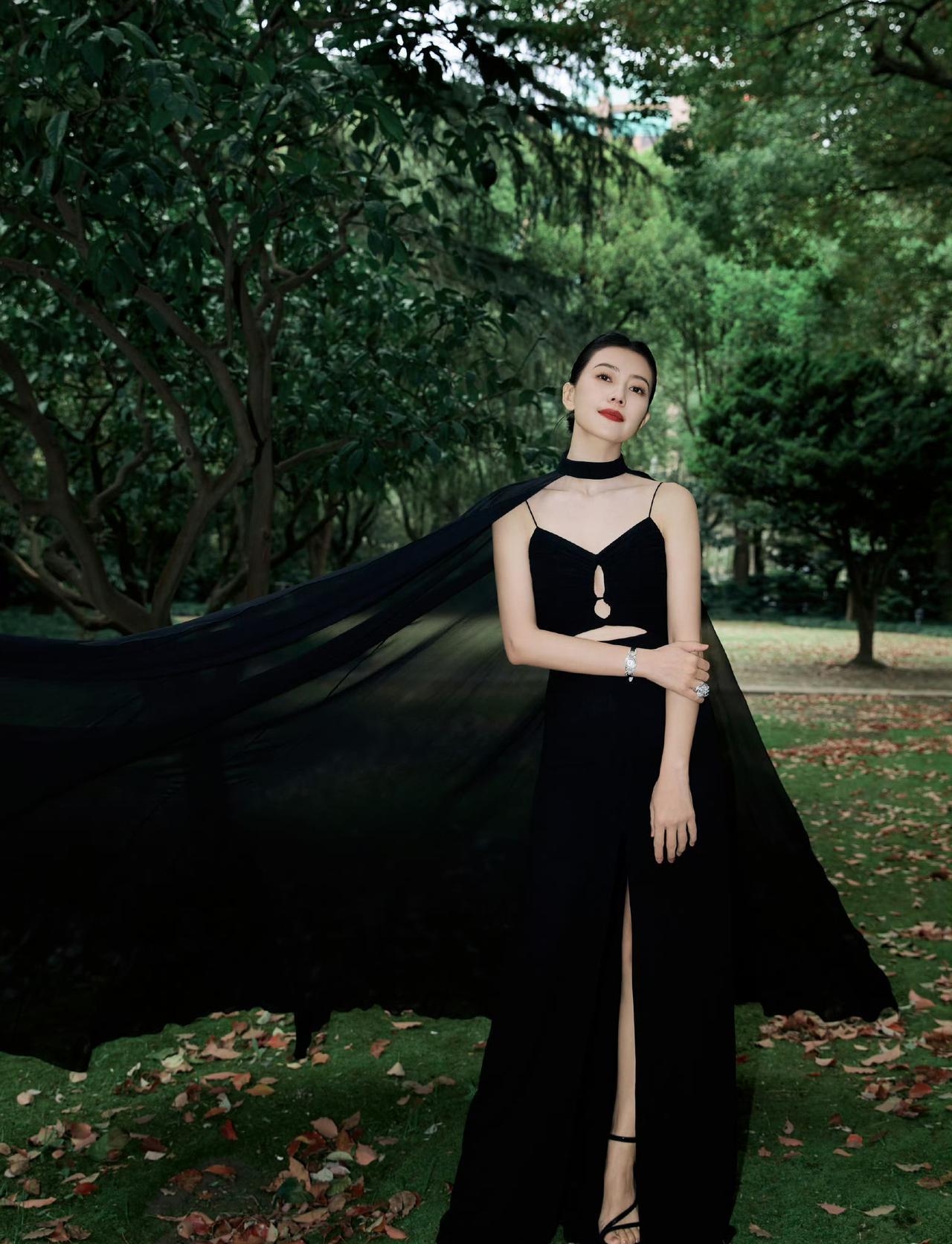 别再死磕“少女感”了。
高圆圆身上那条Dior黑纱裙，腰线狠狠掐在胃部，那是19