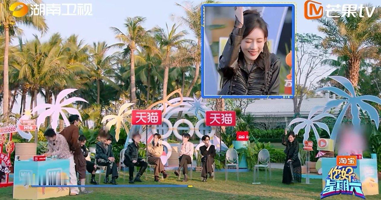 孟子义真是冤枉的呀你好星期六 “老鹰捉小鸡”游戏正酣，孟子义像个公正的小裁判，发