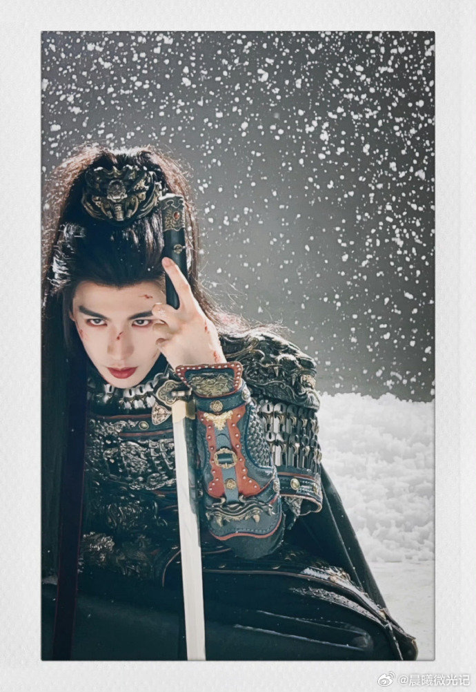 张凌赫古偶男妲己 谢征维护樊长玉那一幕苏断腿🪨看似随意一抬手，却是拼尽全力护她