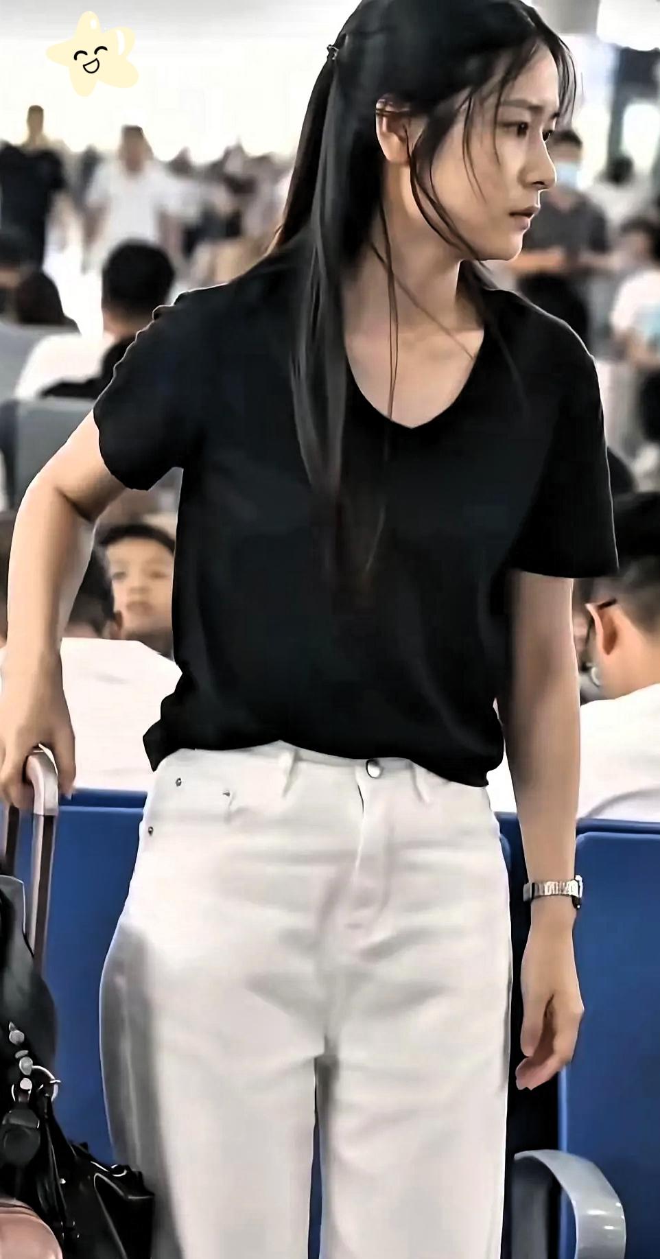 高铁“素衣女孩”火了！ 她没有美甲，没有项链，没有发染，没有纹身，没有华丽的穿着