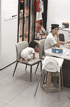 太冷漠了，这是后妈吧!孩子明显摔到后脑勺了，这个女人竟然无动于衷，哪怕是邻居家的